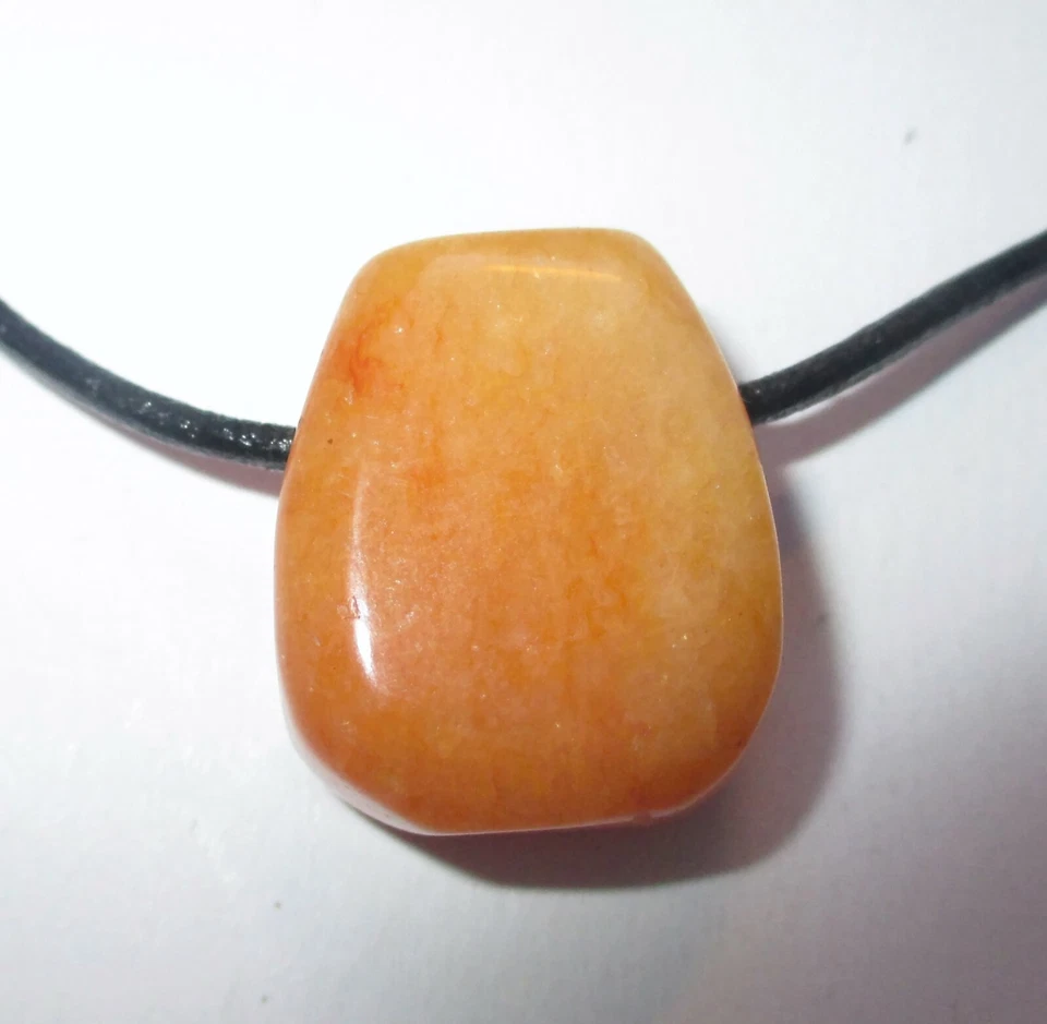 1 Aventurin rot Anhänger 18 mm, gebohrt mit Lederband, Natur Edelstein, Trommels - Bild 1 von 1