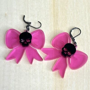 Orecchini fiocco e teschio - pastello gotico - civetta - fiocco rosa caldo teschio nero - Foto 1 di 3
