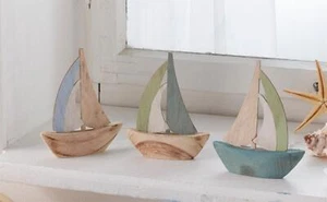 3 Mini Segelboote aus Holz, Deko Figur maritim Segel Schiff Boot Segler - Bild 1 von 6