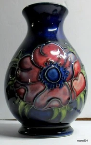 Jarrón de cerámica artística antiguo Moorcroft anémona flor ancha pequeño 31/2” de alto ¡Como nuevo! - Imagen 1 de 7