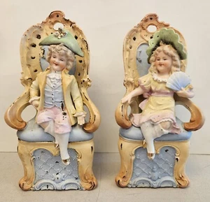 Antikes viktorianisches Porzellan Paar MÄDCHEN & JUNGE AUF STÜHLEN Figuren Statuen GERMANY - Bild 1 von 8