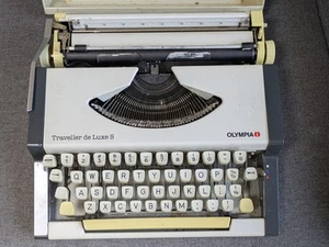 Olympia Traveller De Luxe S Typewriter Compact With Case Cream/Grey - Picture 1 of 8