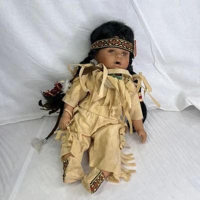 Muñeca bebé de porcelana nativa americana usada sin marca Foto 1 de 4