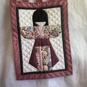 Handgefertigte Wanddecke japanischer Kimono Mädchen Blumenkunst Hängedeko Ritsuko Inouye - Bild 1 von 5