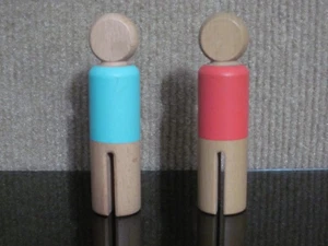 Lovevery Piolo in Legno Post & Play Peg People Giocattolo Montessori Ricambio Rosso e Verde - Foto 1 di 4