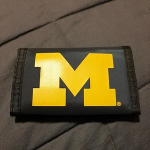 NCCA MICHIGAN WOLVERINES 5" Tri-fold Wallet, Nylon with Official Logo - Bild 1 von 4