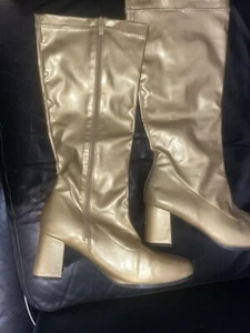 STIVALI GOGO AL GINOCCHIO COLOR ORO TAGLIA UK 11 EU 46 SENZA MARCHIO CHIUSURA ZIP - Foto 1 di 8