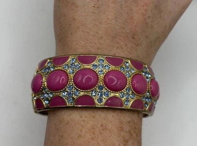 Brazalete ancho pinza acrílico rosa esmalte cabujón cristal azul tono dorado Foto 1 de 4