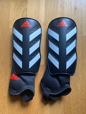 ADIDAS SchienbeinSCHONER - NEU  FÜR FUSSBALL ODER HOCKEY UND ANDERE SPORTARTEN - Bild 1 von 2