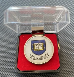 Yale University Logo Anstecknadel Hut - neu im Etui - Bild 1 von 4