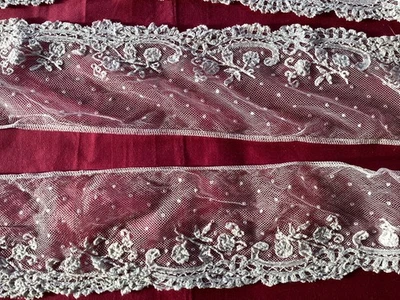 Dentelle ancienne, application sur tulle, XIXe, volant de 300 cm x 10 cm - Photo 1/4