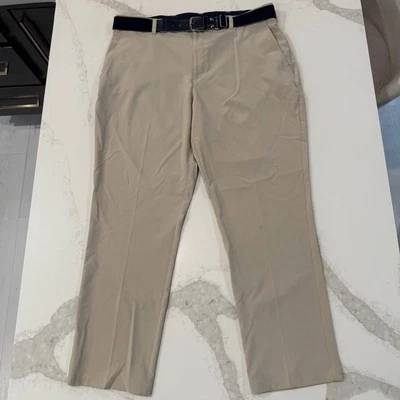 Calça de golfe Izod The Swing flexível absorção com cinto masculina 40x30 bege elástico quatro vias - Imagem 1 de 4