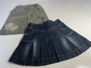 2 schöne Jeansröcke Gr. 116 und 128… Einer davon ist Ein Faltenrock - Bild 1 von 9