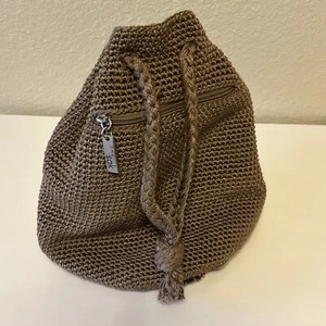 The Sak Boho Chic Häkel Kordelzug Rucksack hellbraun khaki Bucket Bag Handtasche - Bild 1 von 11