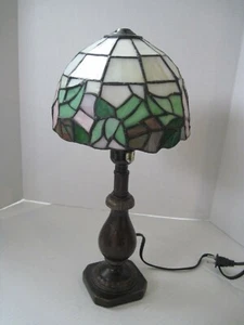 Mittelgroße Buntglas Tiffany Stil Tischlampe Rosa Blumenmuster Vintage - Bild 1 von 16