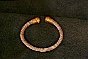 Se ve nuevo - Brazalete de alambre en tono plata cepillada de 8" extremo abierto con adornos dorados - Imagen 1 de 2