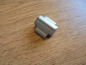 Peugeot 405 Überrollbügel-Buchsenklemme vorne - Bild 1 von 4