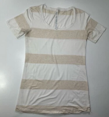Camiseta Lululemon Feminina Tamanho 4 Gola Redonda Listra Bege Manga Curta - Imagem 1 de 4