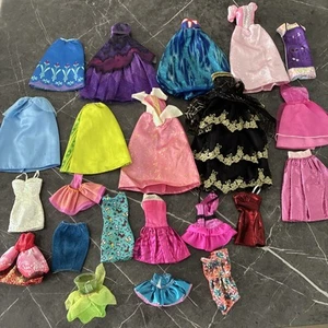 Konvolut 22 Teile verschiedene Puppenkleider Kleidung - Bild 1 von 7