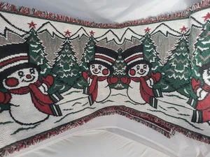 Vintage gewebter Gobelin Tischläufer 72”x13” Schneemann Bäume grün rot weiß Fransen - Bild 1 von 9