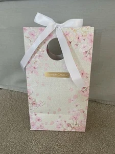 YANKEE CANDLE GIFT BAG, pink tissue and tag - 26 cm x 15 cm x 10 cm - new - Picture 1 of 5