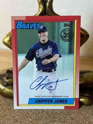 Tarjeta autógrafa Chipper Jones 2025 Topps cromada - 35 aniversario Foto 1 de 2