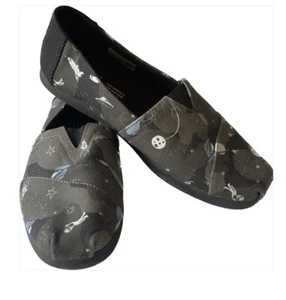 Rare Toms Out If This World Men's Shoes Size 8.5 Alien/Space EUC - Imagen 1 de 10