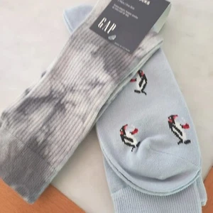 GAP Men's One Size Navy Penguins and Gray Graphic Crew Socks 2-Pack NWT - Picture 1 of 3