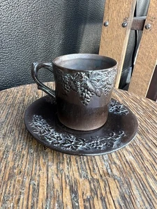 Antiguo vaso y platillo de gres esmaltado con sal con motivo de vid de uva c.1840 - Imagen 1 de 15