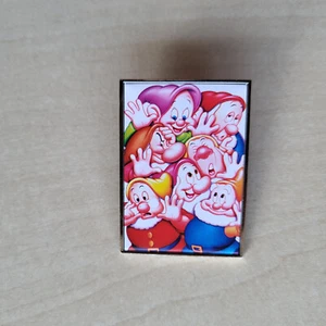 Snow White and the Seven Dwarfs Store pin badge Walt Disney - Picture 1 of 2
