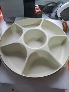 Tupperware 1666-1  6 Compartment Party Tray  - Picture 1 of 4