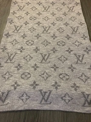Louis Vuitton LV Monograma Gris Bufanda Cachemira y Seda en buen estado Foto 1 de 4