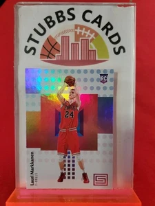2017-18 Panini Status Lauri Markkanen (RC) Rookie #120 Chicago Bulls/Utah Jazz - Picture 1 of 2