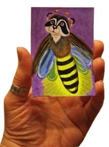 Orig ACEO Fliegender Waschbär Feuerfliege Blitz Käfer Loberg Fantasy Insekt Mini Art - Bild 1 von 5