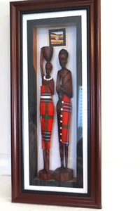 Caja de sombras de arte africano 3D mujer llevando una olla en la cabeza con compañero 22"X10"x3" - Imagen 1 de 8
