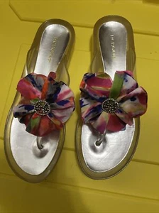 Women’s BCBGirls Flat Sandal Size 10 With Flower Appliqué - Bild 1 von 8