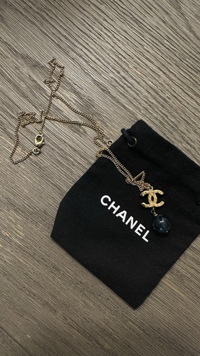 Collana Chanel Oro Logo CC con Ciondolo Pietra Blu Perla