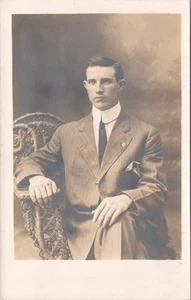 Vintage RPPC Echt Studio Foto Postkarte Hübscher junger Mann scharfe Kleidung - Bild 1 von 2