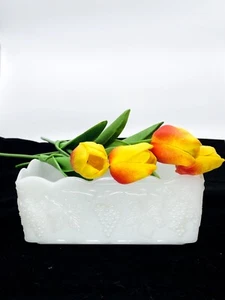 Vintage 1960s Anchor Hocking Fire King Milk Glass Grape & Leaf Patterned Planter - Imagen 1 de 9