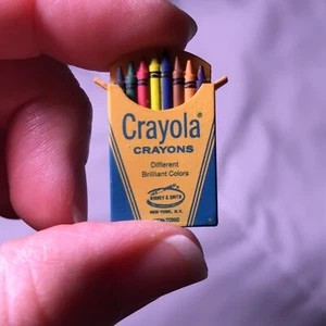 Hallmark 2021 Mini Crayola Box mit 8 Miniatur Buntstiften Andenken Ornament - Bild 1 von 7