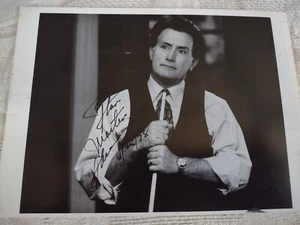 Foto vintage de Martin Sheen con palo de billar 5"x7" firmada y fechada 25/04/98 BW - Imagen 1 de 4