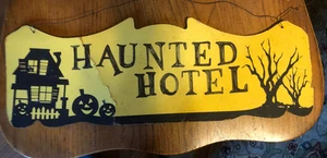 1970s  Vintage Halloween Sign Die Cut Decoration - Picture 1 of 4