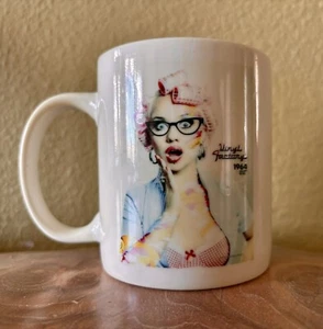 Taza de café retro Post Modern Girl Vinyl Factory 1964 - Imagen 1 de 8