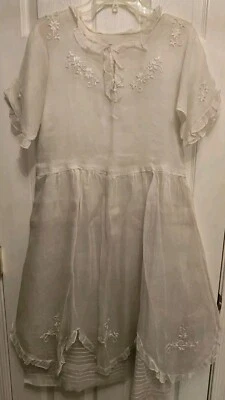 Vestido de novia de encaje en capas con falda festoneada bordada blanca de los años 20 Foto 1 de 4