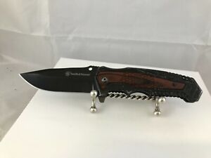 Smith & Wesson liner lock pocket knife with inlaid wood handle model 1085959 