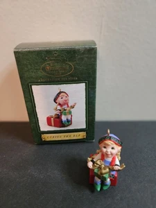 Hallmark 2002 Collector's Club Ornament Curius The Elf - Bild 1 von 7