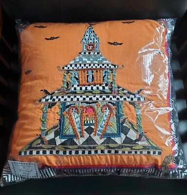 Almohada Mackenzie Child's Patience Brewster Spooky House SIN USAR NUEVA CON ETIQUETAS 20"x20" Foto 1 de 3