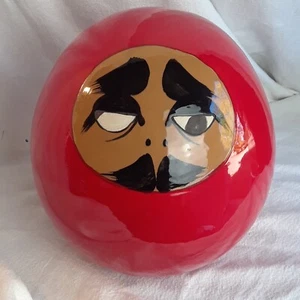 Japanischer Daruma Bank roter einäugiger buschiger Schnurrbart surreal 9 x 9" Ei signiert HM - Bild 1 von 7