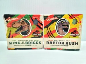 (2) Dr. Squatch Sapone Uomo Edizione Limitata Jurassic Park Raptor & King Briccs - Foto 1 di 9