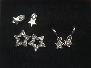 JUEGO DE ARETES AVON DE 3 ESTRELLAS CON DETALLE DE PEDRERÍA TIRO Y COLGANTE CAJA NUEVA - Imagen 1 de 2